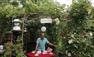 Franz-Josef Otto in seinem Rosenpavillon. - Hannah Hülsen