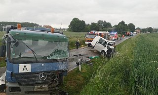 Auf der Vinsebecker Straße bei Steinheim kollidierten ein Muldenkipper und ein Kleintransporter.  - Alexander Graßhoff