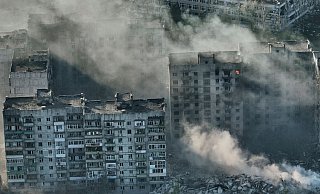 Rauch steigt aus Gebäuden in der schwer umkämpften Stadt Bachmut im Osten der Ukraine auf. - Libkos/AP/dpa/Archiv