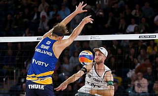 Der Schwede Jonatan Hellvig blockt Clemens Wickler (r) im WM-Halbfinale. - Matt Turner/AAP/dpa