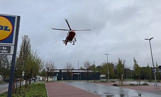 Auf dem leeren Parkplatz des Lidls an der Brenkhäuser Straße kann der Rettungshubschrauber landen und wieder starten. - Freiwillige Feuerwehr Höxter