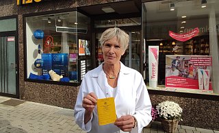 Die Inhaberin der Mönch Apotheke, Annett Kallweit, achtet sehr genau auf die Details bei der Ausstellung der digitalen Impfausweise. - Anastasia von Fugler