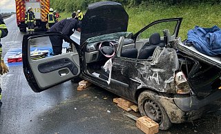 Der Fahrer eiens Kleinwagens muss auf der A33 von der Borchener Feuerwehr aus seinem verunfallten Fahrzeug befreit werden. - Feuerwehr Borchen