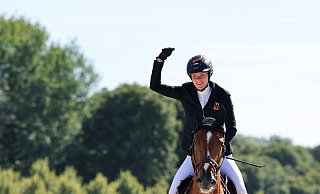 Annika Zillekens jubelt nach einem fehlerfreien Finalritt. - Rolf Vennenbernd/dpa