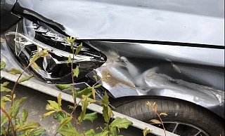 Stark beschädigt, bleibt der Mercedes nach dem Unfall auf der linken Spur stehen. - privat/Denise Ulrich