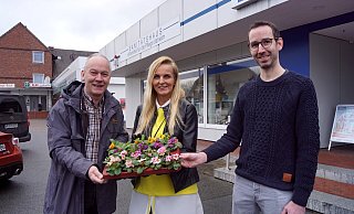Andreas Dix (Markisen-Zentrum Dix), Sandra Landwehr-Sahner (LVM) und Lars Melches (Sanitätshaus Lothar Melches) von der Werbegemeinschaft Bruchmühlen laden zum Frühlingsfest ein. - Niklas Krämer