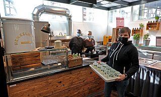Janina Ott (rechts mit Dessert), Manuela Henderson und Uta Pieper freuen sich auf Stammgäste und neue Gäste in ihrem "Henkelmann" in der Markthalle. - Frank-Michael Kiel-Steinkamp