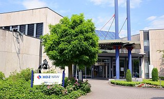 In einem Zivilprozess gegen das Herz- und Diabeteszentrum NRW in Bad Oeynhausen wird ein Arzt aus Wien für eine Zeugenaussage per Online-Konferenz in den Gerichtssaal geschaltet. - Marcel Mompour/HDZ