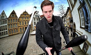 Daniel Richter hat 26 Orte in Bielefeld besucht, dort jongliert und sich dabei filmen lassen (hier auf dem Alten Markt). Dann hat er die Sequenzen zusammengeschnitten, eine flotte Melodie druntergelegt und ein bewegendes Werk geschaffen. - FOTO: ANDREAS FRÜCHT