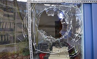 Der Angeklagte warf mit einem Stein das Fenster einer Werkstatt an der Dunlopstraße in Sennestadt ein (Symbolfoto). - Polizei
