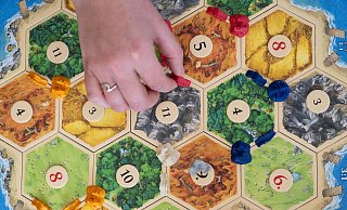«Catan» wird weltweit und millionenfach gespielt. (Archivbild) - Marijan Murat/dpa