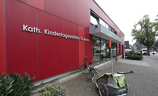 In den Jahren 2012 und 2018/19 wurde der vordere Teil der Kindertagesstätte St. Anna umgebaut und erweitert. Seither gibt es die markante rote Fassade. - Roland Thöring