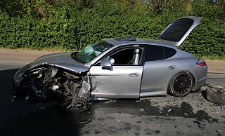 Der Fahrer des Porsche blieb unverletzt. - Polizei