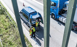 Von einer Brücke haben Unbekannte einen Betonklotz auf einen Lkw geworfen. - Symbolbild: dpa