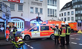 Der Rettungsdienst stand mit zahlreichen Einsatzkräften auf der Jöllenbecker Straße. 25 Bewohner des evakuierten Hauses mussten medizinisch betreut werden. - Barbara Franke