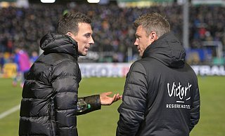 Am 5. Februar 2020 waren Christian Eichner (l.) und Lukas Kwasniok im DFB-Pokal-Achtelfinale aufeinandergetroffen. Eichner feierte damals seine Pflichtspiel-Premiere als Cheftrainer des KSC. Kwasniok gab sein Debüt als Saarbrücker Coach und behielt am Ende die Oberhand. - picture alliance/dpa