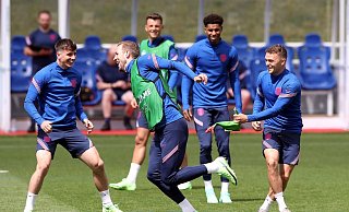 Bei der Fußball-EM starten die Engländer um Harry Kane (M.) ins Turnier. - Foto: Nick Potts/PA Wire/dpa