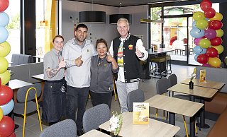 Freuen sich auf den Neustart in der Bielefelder Filiale (v.l.): Nadine Frydrychowicz, Erdal Yildiz, Ellen Matzkeit und Arndt Heiderich. - Jörg Dieckmann