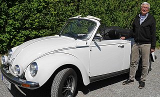 Die gebogene Windschutzscheibe und die als „Elefantenfüße“ bezeichneten Rückleuchten kennzeichnen die letzte Entwicklungsstufe des Volkswagens. Aus knapp 1,6 Litern Hubraum mobilisiert der verbaute Vierzylinder-Boxermotor 50 PS und beschleunigt damit den 940 kg wiegenden Viersitzer auf rund 130 km/h. - Jörg Militzer