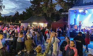 Beim Sommer auf dem Anger mitten in der City trifft am sich bei Livemusik und kulinarischen Genüssen. - Oliver Krato /Espelkamp Marketing