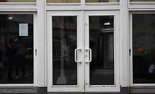 Geschlossen sind die Türen der früheren Filiale eines Drogeriemarktes. - Martin Schutt/dpa-Zentralbild/dpa