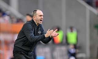 Ole Werner treibt seine Mannschaft in Augsburg an. - Harry Langer/dpa