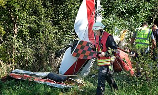 Die Trümmer und Wrackteile der rot-weißen Doppeldecker-Propellermaschine liegen auf der Unfallstelle in Gütersloh. Der Pilot kommt beim Absturz im September 2024 ums Leben. - Andreas Frücht Die Trümmer und Wrackteile der rot-weißen Doppeldecker-Propellermaschine liegen auf der Unfallstelle in Gütersloh. Der Pilot kommt beim Absturz im September 2024 ums Leben. - Andreas Frücht