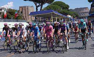 Das Peloton des Giro in Rom. - Alessandra Tarantino/AP/dpa