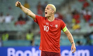 Alles andere als angepasst: Granit Xhaka, der Kapitän der Schweizer Nationalmannschaft. - Foto: Jean-Christophe Bott/KEYSTONE/dpa