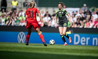 Bayerns Georgia Stanway (l) und Wolfsburgs Jule Brand spielen am Sonntag um den ersten Titel der Saison. - Fabian Strauch/dpa