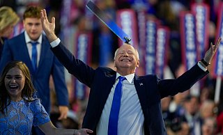«Die Ehre meines Lebens»: Die demokratischen Wahlkampfstrategen inszenieren den 60-jährigen Walz als nahbaren Ex-Lehrer und Ex-Football-Trainer. - Matt Rourke/AP/dpa
