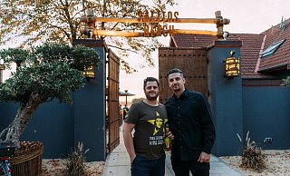 Antonio Moro (l.) und Mariano Guarro vor ihrem Eisklang Bistro am Lippesee in Sande. - Eisklang