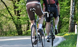 Der Radsportler knallte gegen das Auto und verletzte sich. - Symbolfoto/pixabay