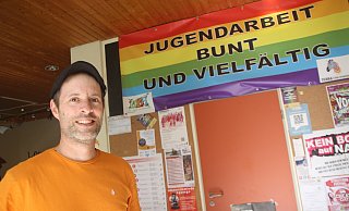 Jan Brockelt vom Jugendzentrum Kleinbahnhof lädt zum neuen Queer-Treff in Enger ein. - Jan-Henrik Gerdener