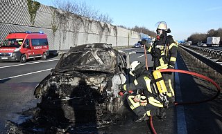 Ausgerüstet mit Atemschutzgeräten löschten die Feuerwehrleute den brennenden Polo. - Andreas Eickhoff