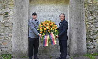 Bürgermeister Michael Dreier (r.) und Oberstleutnant Jörg Stenzel legen zum 75. Jahrestag am Mahnmal Busdorfwall einen Kranz nieder. - Stadt Paderborn