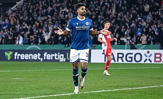Wie mit den Emotionen umgehen? André Becker badete nach seinem 2:0 im Begeisterungssturm vor "der Süd". - Teresa Kröger