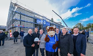 Verantwortliche von Arminia Bielefeld sowie Generalübernehmer und "Bündnis Ostwestfalen"-Mitglied Goldbeck haben gemeinsam Richtfest am neuen Sportzentrum gefeiert. - Andreas Zobe