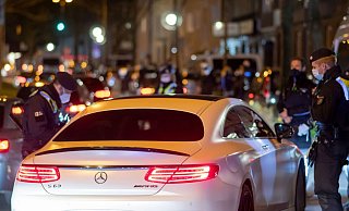 Polizisten überprüfen nachts die Papiere eines Sportwagen-Fahrers. Wer unnötig mit dem Wagen Lärm macht oder unnütz hin- und herfährt, muss bald mit 100 statt 20 Euro Bußgeld rechnen. - picture alliance/dpa