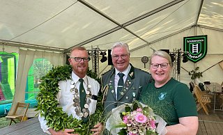 Nehmen den Oberst Elmar Kleine in die Mitte: Das Kaiserpaar Jörg Müther und Daniela Meier. - Schützen Oeynhausen