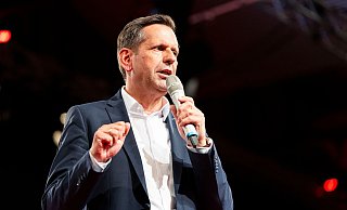 Für Ministerpräsident Lies ist der Dieselskandal Mahnung und Motor zugleich: mehr Verantwortung und mehr Wandel. (Archivbild) - Michael Matthey/dpa