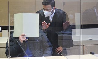 Der Mann aus Bünde mit Anwalt Ali Senol (r.) 2022 vor dem Landgericht Bielefeld. Er wird wegen sexueller Nötigung und gefährlicher Körperverletzung verurteilt. - Florian Weyand