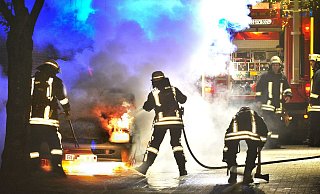 Vorsicht auf der A2 in Richtung Hannover. Auf Höhe des Blitzers brennt ein Fahrzeug auf dem Seitenstreifen. - Symbolfoto: Andreas Frücht