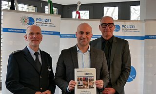 Landrat Ali Dogan (Mitte), Polizeidirektor Mathias Schmidt (links) und Dirk Klöpper, Direktion Kriminalität, (rechts) stellen die Kriminalstatistik für das vergangene Jahr vor. Im Lübbecker Land lässt es sich demnach vergleichsweise sicher leben.?Foto: Sonja Vollmer - Sonja Vollmer