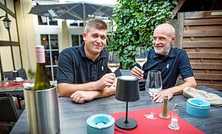 Nur rund zehn Quadratmeter misst der Biergarten, in dem sich Dennis Krämer (l.) und Gert Winter nach Feierabend mit einem Wein stärken. - Barbara Franke