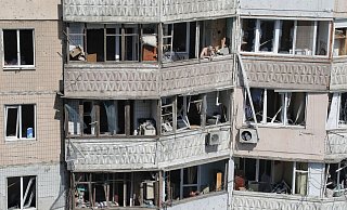 Beschädigtes Wohnhaus nach einem russischen Drohnenangriff. - Nina Lyashonok/AP/dpa