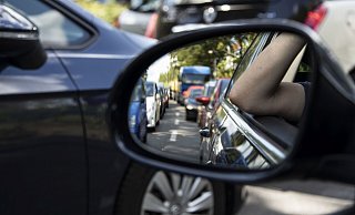 Wer mit dem Auto zur Arbeit pendelt, steht nicht selten im Stau. - IG BAU