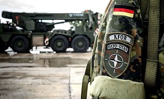 Bundeswehrsoldatin der deutschen Kfor im kosovarischen Prizren. - Sina Schuldt/dpa