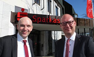 Vorstandsvorsitzender Matthias Paschke (v.l.) und Markus Krawietz freuten sich über die gute Bilanz für das Geschäftsjahr 2021. - Anastasia von Fugler