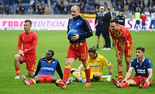 SCP-Matchwinner Sven Michel feiert mit seinen Teamkollegen (v. l.) Uwe Hünemeier, Kelvin Ofori, Jannik Huth, Julian Justvan und Marco Schuster den Auswärtssieg in Karlsruhe. Der dreifache Torschütze hat sich dabei den Spielball geschnappt und die Kugel unter seiner Trainingsjacke versteckt. - picture alliance/dpa